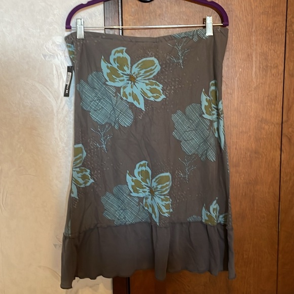 NWT Hurley’s Women’s Fun Summer Skirt - Picture 2 of 6